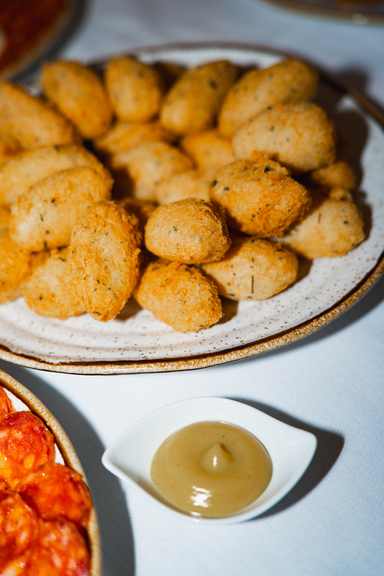 Petiscos portugueses: croquetes e chouriço